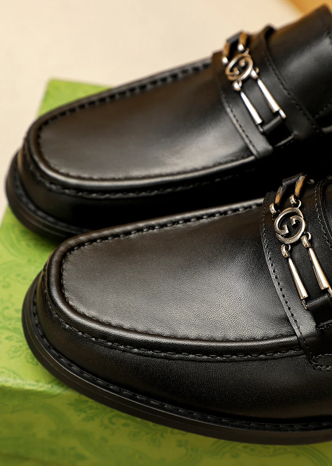 Men's shoes 💰480 💐 Product trademark: GUCCI "Gucci" casual leather shoes Regular size: 38-44 (45.46🉑️customized) Product materials: Selected imported first-layer calfskin upper + luxury hardware buckle, imported water-dyed cow leather lining. Strong three-dimensional visual effect, original outsole color: 2 colors available